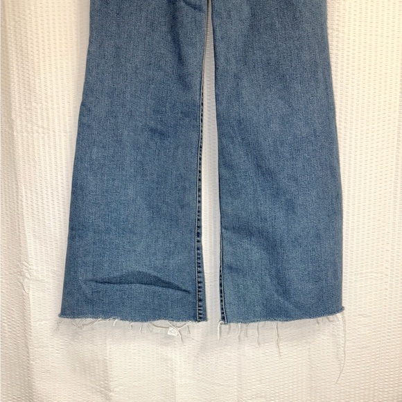 25x32 -Levi’s Women’s Ribcage Bell Super High Rise Denim Jeans Med Wash Blue - Picture 3 of 6
